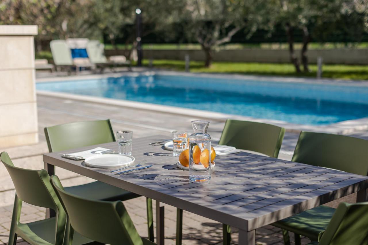 The Olive Poolhouse Split