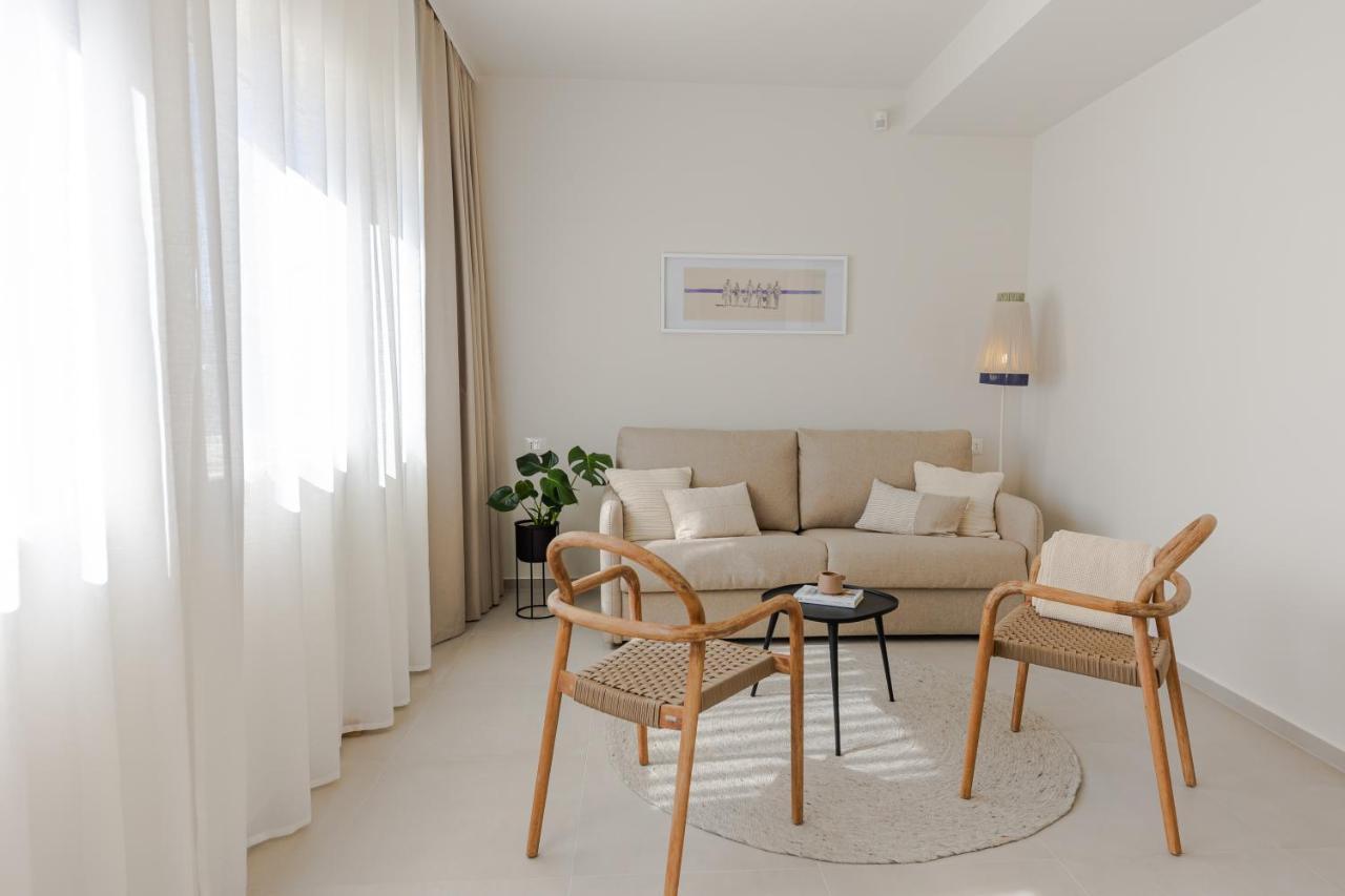 The Olive Poolhouse Apartment *