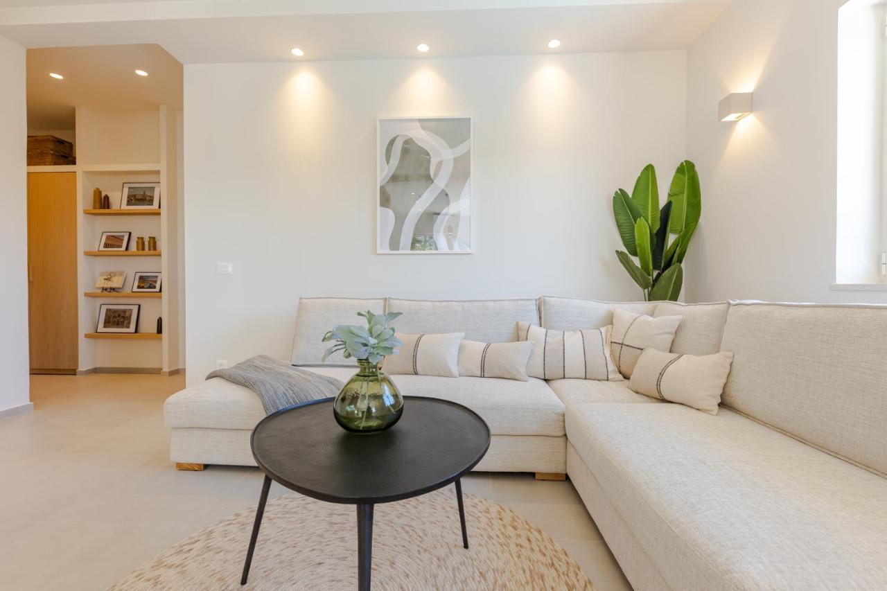 The Olive Poolhouse Apartment *